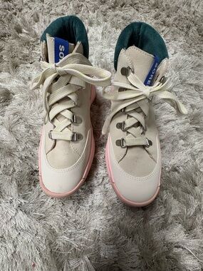 Sorel Cream and Pink Lace-Up Sneakers with Green Collar sz8